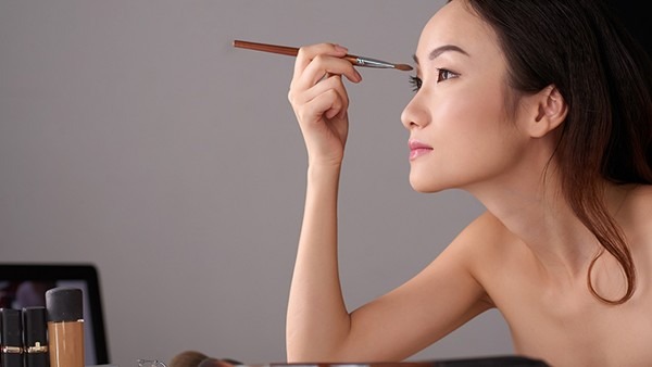 女友睡前卸妆，第一次看到素颜后男票的反映有些出乎意料...